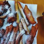 手作りのチュロス
少し焦げた色、粉砂糖がかかっている